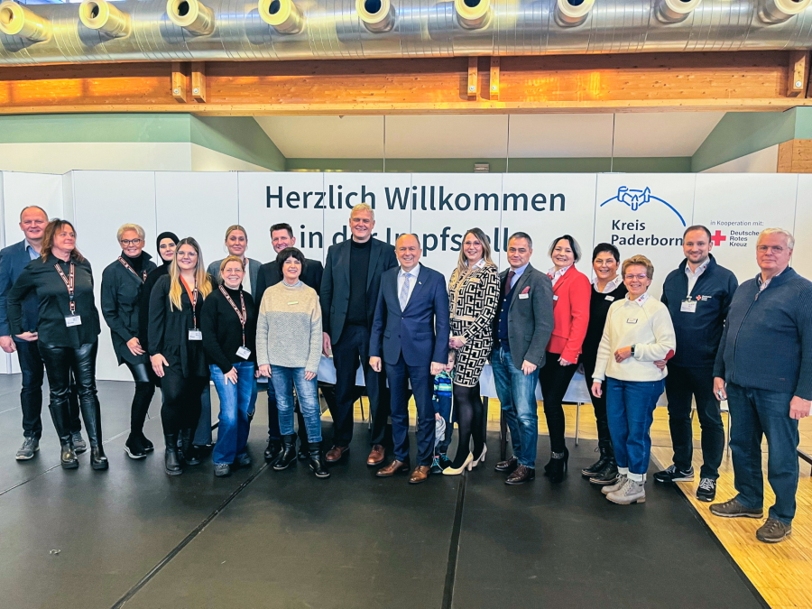 Das Team der Impfstelle in Salzkotten: Norbert Keuter, Sabine Seidel, Andrea Heggemann, Lara Pieper, Ceyda Özel, Uta Wiegand, Anne Bewerungen, Vertrauensapotheker Dr. Philipp Hoffmann, Dr. Constanze Kuhnert (Leitung Gesundheitsamt), Kreis-Dezernent Dr. André Brandt, Landrat Christoph Rüther, Mandy Bittner-Schweter, Dr. Stefan Vogel (Vorstand DRK Kreisverband Paderborn), Kathi Chromik, Ute Neitemeier, Heike Kühn, Christian Pankoke, Rudolf Keuper (Schützenverein Salzkotten, v.l.). © Kreis Paderborn Das Team der Impfstelle in Salzkotten: Norbert Keuter, Sabine Seidel, Andrea Heggemann, Lara Pieper, Ceyda Özel, Uta Wiegand, Anne Bewerungen, Vertrauensapotheker Dr. Philipp Hoffmann, Dr. Constanze Kuhnert (Leitung Gesundheitsamt), Kreis-Dezernent Dr. André Brandt, Landrat Christoph Rüther, Mandy Bittner-Schweter, Dr. Stefan Vogel (Vorstand DRK Kreisverband Paderborn), Kathi Chromik, Ute Neitemeier, Heike Kühn, Christian Pankoke, Rudolf Keuper (Schützenverein Salzkotten, v.l.). © Kreis Paderborn